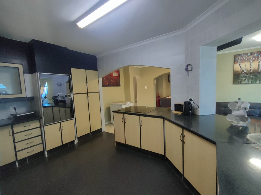 8 Bedroom Property for Sale in Wavecrest Eastern Cape